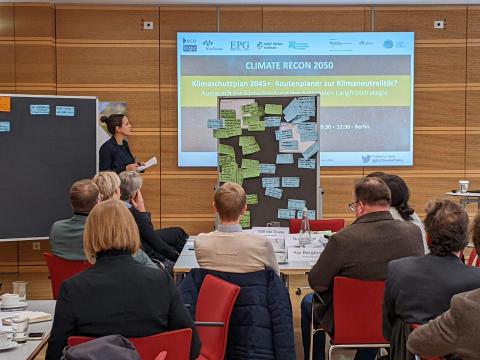 Eike Velten, Ecologic Institute, presents results of the discussion on stakeholder engagement. Photo taken by Paula Schöberlein.