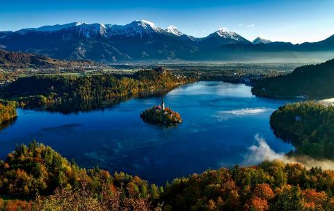 Lake Bled in Slovenia by David Mark, Pixabay. 